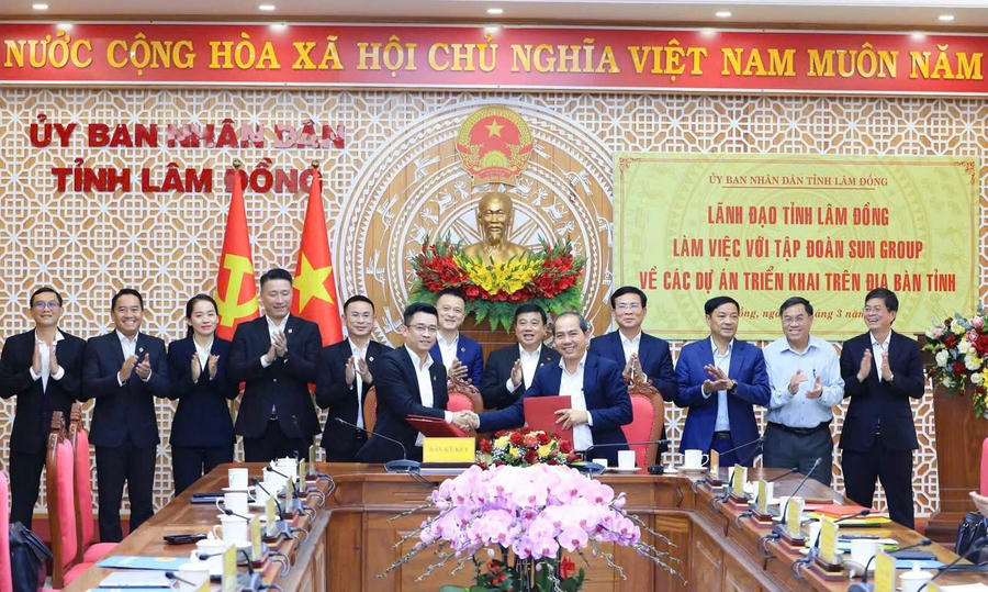 Lãnh đạo tỉnh Lâm Đồng và Tập đoàn Sun Group ký kết Hợp đồng đầu tư dự án Cảng hàng không Phan Thiết - Hạng mục hàng không dân dụng. 