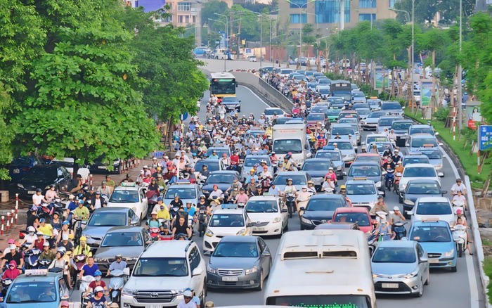 Giải quyết nhanh tình trạng ùn tắc giao thông đô thị trong điều kiện hạn chế quỹ đất hiện nay là 1 trong những bài toán lớn của TP Hà Nội. Ảnh minh hoạ: VGP