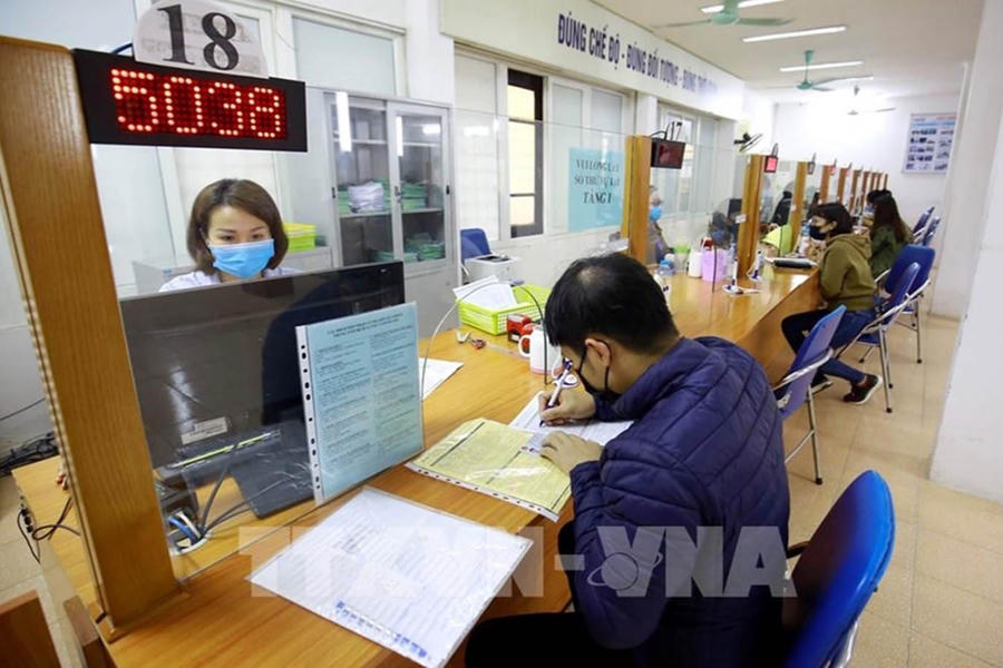 Người dân không phải mang theo Giấy khai sinh, Đăng ký kết hôn khi thực hiện thủ tục hành chính. (Ảnh minh họa - Nguồn: TTXVN)