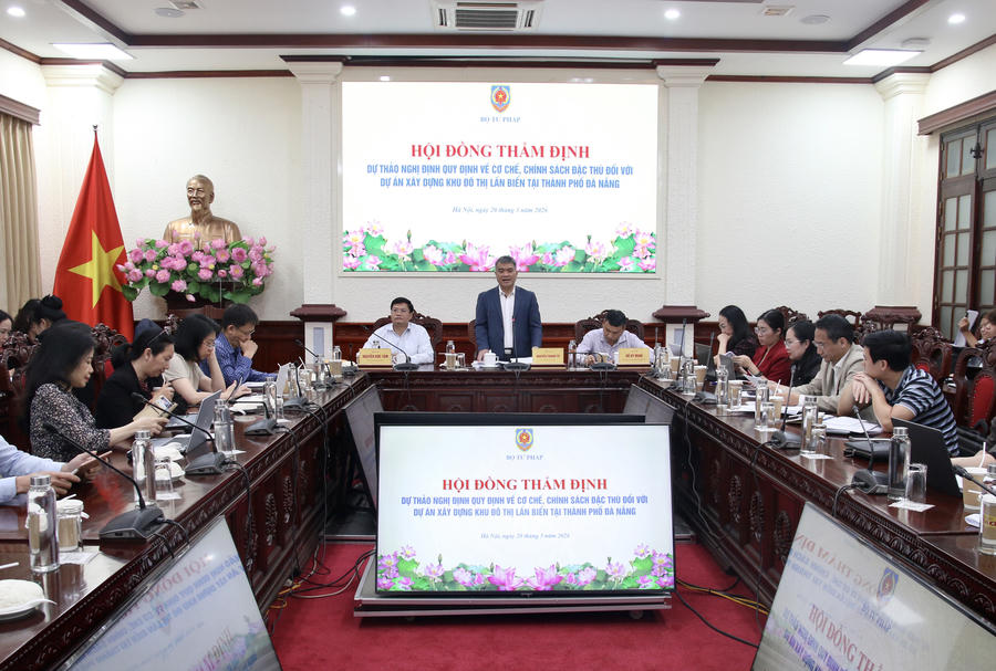 Thứ trưởng Bộ Tư pháp Nguyễn Thanh Tú chủ trì buổi thẩm định Dự thảo Nghị định quy định cơ chế, chính sách đặc thù đối với dự án khu đô thị lấn biển tại TP Đà Nẵng.