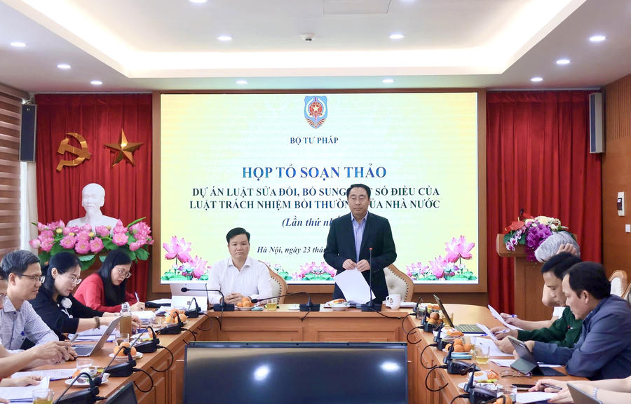 Cục trưởng Cục Đăng ký giao dịch bảo đảm và Bồi thường nhà nước, Phó Tổ trưởng Tổ soạn thảo Lê Vệ Quốc phát biểu tại buổi họp.
