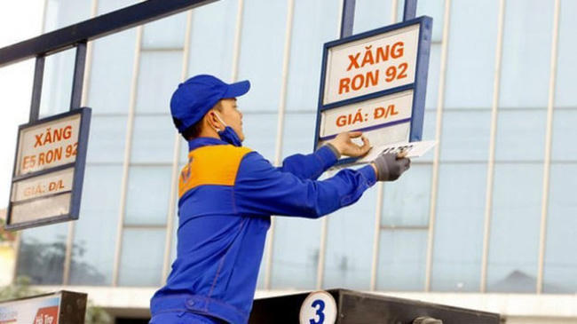 Giá xăng dầu trong nước đồng loạt giảm từ 14h hôm nay. (Ảnh minh họa)