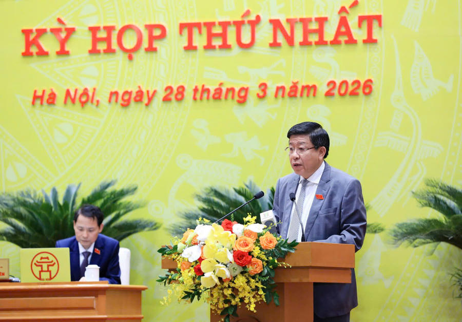  Phó Chủ tịch Thường trực UBND TP Hà Nội Dương Đức Tuấn trình bày tờ trình tại phiên họp.