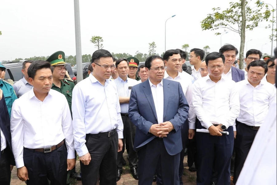 Thủ tướng Chính phủ Phạm Minh Chính kiểm tra địa điểm mặt bằng dự kiến xây dựng kho dự trữ dầu tại phường Hải Bình.