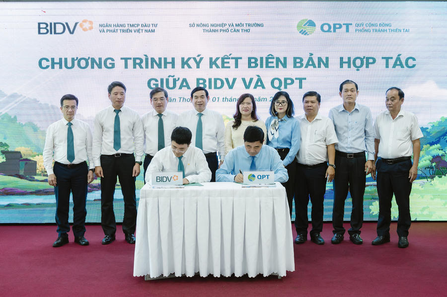 Đại diện Lãnh đạo QPT và BIDV ký kết Biên bản hợp tác.