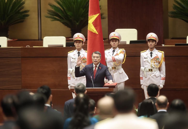 Thủ tướng Chính phủ Lê Minh Hưng thực hiện nghi lễ tuyên thệ nhậm chức.
