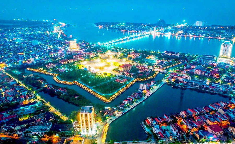 Giao diện phố thị về đêm của phường Đồng Hới, tỉnh Quảng Trị hôm nay. Ảnh: Hoàng An