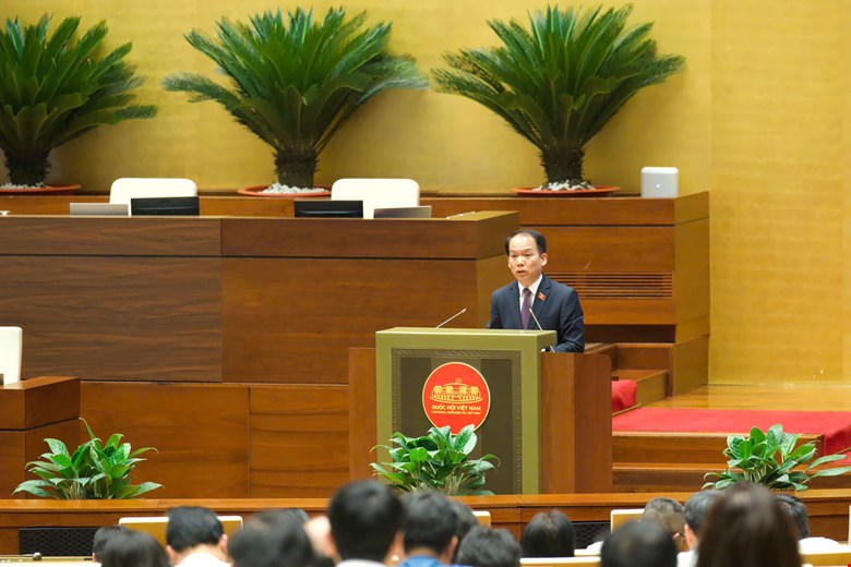 Bộ trưởng Bộ Tư pháp Hoàng Thanh Tùng phát biểu tiếp thu, giải trình ý kiến đại biểu Quốc hội nêu tại phiên họp. (Ảnh Quochoi.vn)