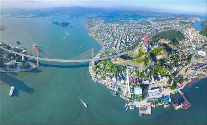 Toàn cảnh khu vực cầu Bãi Cháy và trung tâm đô thị Hạ Long, tỉnh Quảng Ninh.