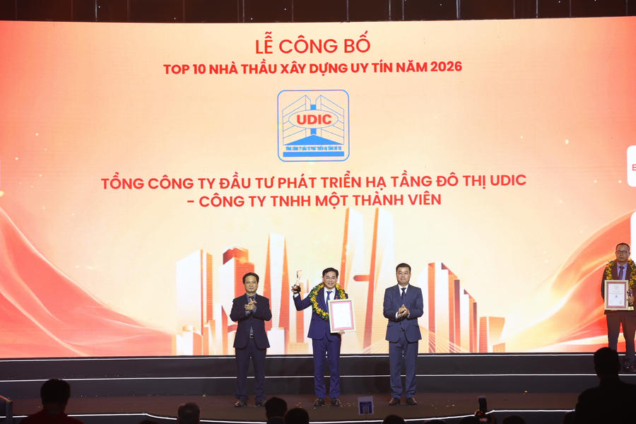 Ông Đỗ Đức Thịnh – Phó Tổng Giám đốc Tổng công ty UDIC vinh dự nhận cúp và giấy chứng nhận từ Ban Tổ chức. Ông Đỗ Đức Thịnh – Phó Tổng Giám đốc Tổng công ty UDIC vinh dự nhận cúp và giấy chứng nhận từ Ban Tổ chức.