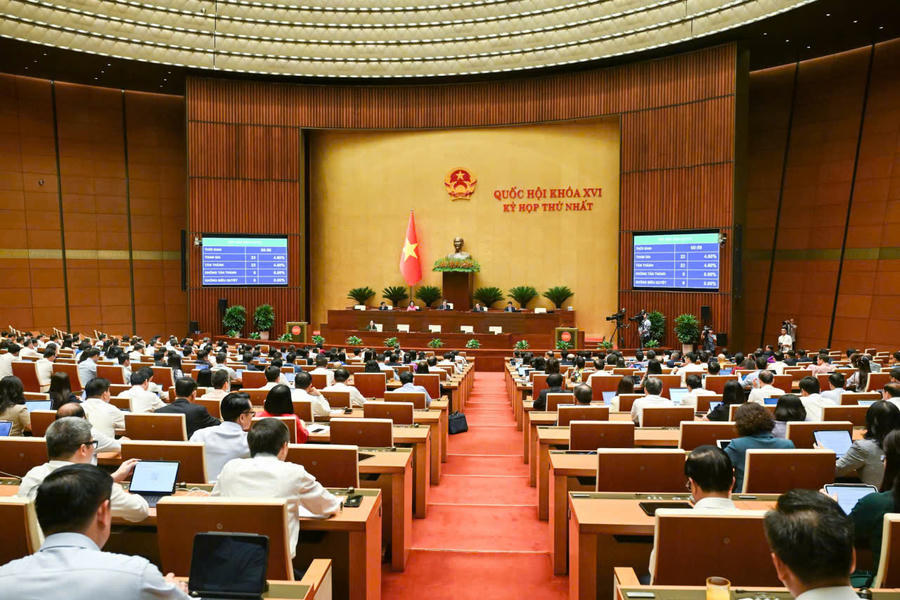 Quang cảnh phiên họp Quốc hội thông qua Luật Thủ đô (sửa đổi).