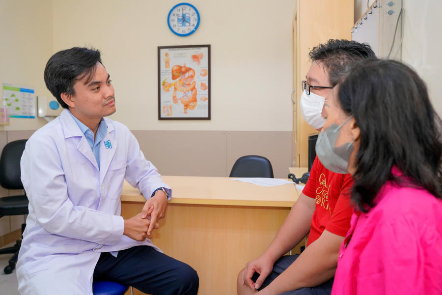Bác sĩ Bệnh viện Đại học Y Dược TP. Hồ Chí Minh thăm khám, tư vấn và theo dõi tình trạng hồi phục cho người bệnh . Bác sĩ Bệnh viện Đại học Y Dược TP. Hồ Chí Minh thăm khám, tư vấn và theo dõi tình trạng hồi phục cho người bệnh .
