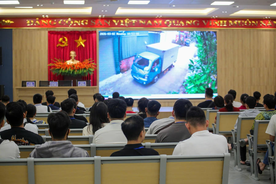 Trước khi bước vào kỳ thi sát hạch, các học viên được xem clip về tai nạn giao thông. (Nguồn: Cục Cảnh sát giao thông)