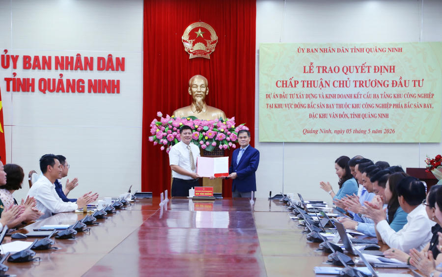 Chủ tịch UBND tỉnh Bùi Văn Khắng trao quyết định chủ trương đầu tư Dự án xây dựng và kinh doanh kết cấu hạ tầng KCN tại khu vực Đông Bắc sân bay thuộc KCN phía Bắc Sân bay, đặc khu Vân Đồn, cho đại diện nhà đầu tư.