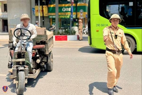 Trường hợp điều khiển xe ba bánh tự chế bị phát hiện xử lý sáng 5/5. Ảnh: Cục cảnh sát giao thông.
