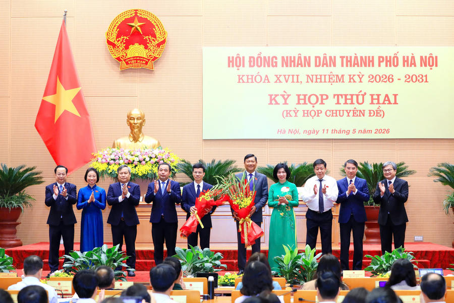 Lãnh đạo TP Hà Nội tặng hoa chúc mừng 2 tân Phó Chủ tịch UBND TP Bùi Duy Cường, Đỗ Anh Tuấn.