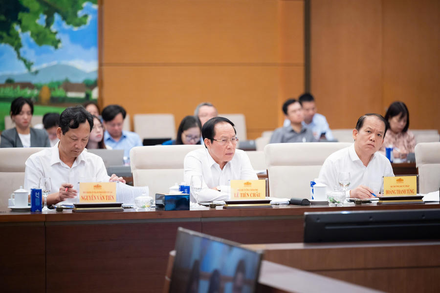 Phó Thủ tướng Lê Tiến Châu, Bộ trưởng Bộ Tư pháp Hoàng Thanh Tùng và các đại biểu dự Phiên họp. (Ảnh trong bài: PV) Phó Thủ tướng Lê Tiến Châu, Bộ trưởng Bộ Tư pháp Hoàng Thanh Tùng và các đại biểu dự Phiên họp. (Ảnh trong bài: PV)