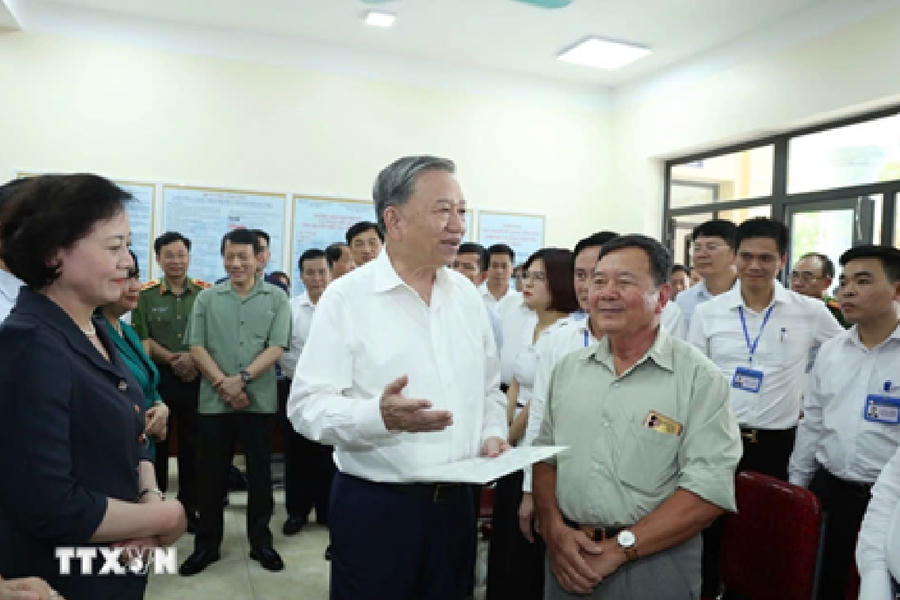 Tổng Bí thư Tô Lâm (nay là Tổng Bí thư, Chủ tịch nước) thăm hỏi Nhân dân đến làm thủ tục hành chính tại Trung tâm hành chính công xã Phúc Thịnh, 
TP Hà Nội, tháng 7/2025. (Ảnh: TTXVN)