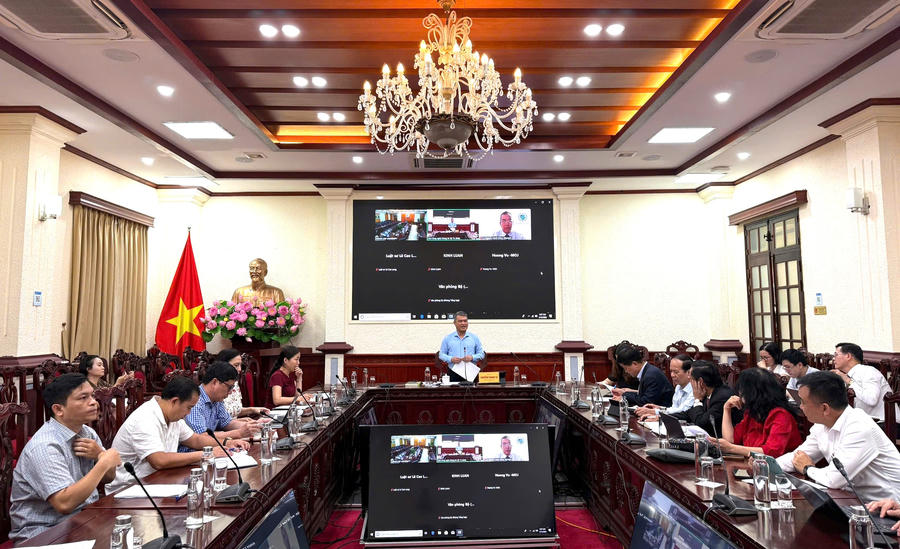 Quang cảnh buổi làm việc.
