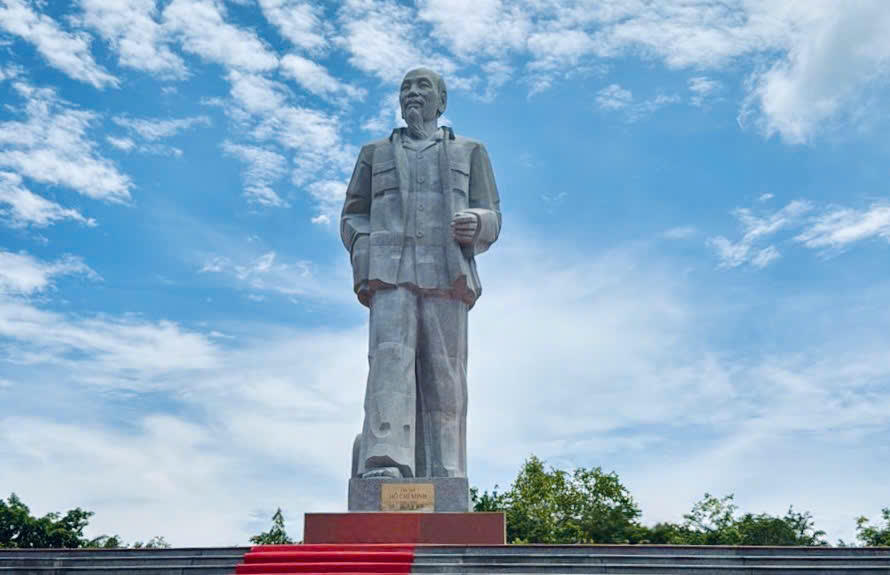 Tượng đài Bác Hồ trên Quảng trường Hồ Chí Minh tại tỉnh Nghệ An.
(Ảnh: VGP/Thu Sa)
Tượng đài Bác Hồ trên Quảng trường Hồ Chí Minh tại tỉnh Nghệ An.
(Ảnh: VGP/Thu Sa)