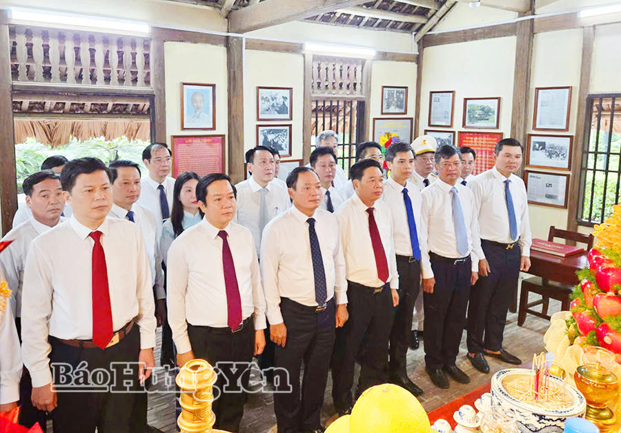 Lãnh đạo tỉnh Hưng Yên dâng hương tưởng niệm Bác (Ảnh: Báo Hưng Yên)