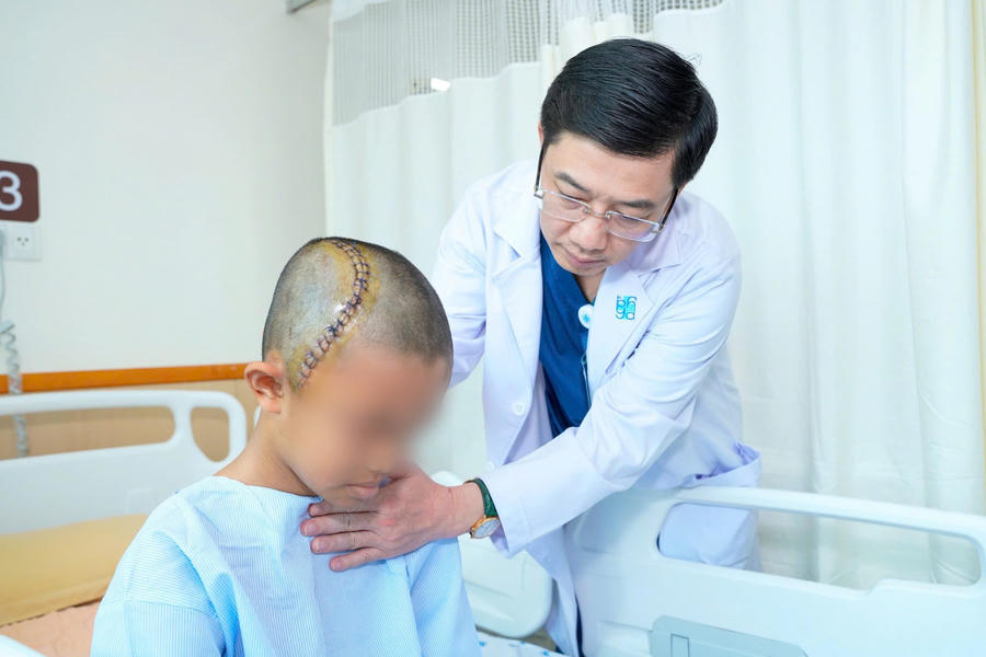 TS BS. Trương Thanh Tình - Trưởng khoa Ngoại Thần kinh trực tiếp thăm khám, theo dõi quá trình hồi phục của người bệnh sau phẫu thuật.