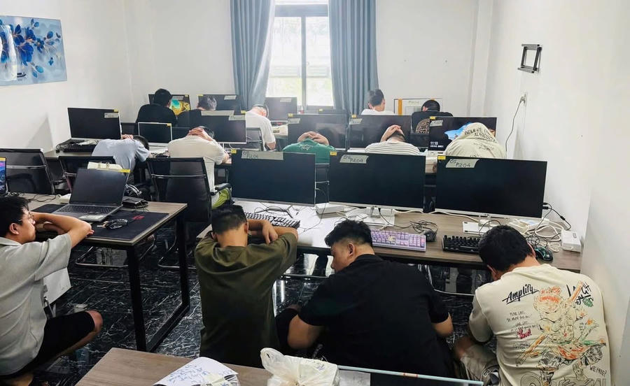Một băng nhóm nghi phạm lừa đảo trên mạng bị CA TP HCM phát hiện, bắt quả tang. (Ảnh: CA TP) Một băng nhóm nghi phạm lừa đảo trên mạng bị CA TP HCM phát hiện, bắt quả tang. (Ảnh: CA TP)