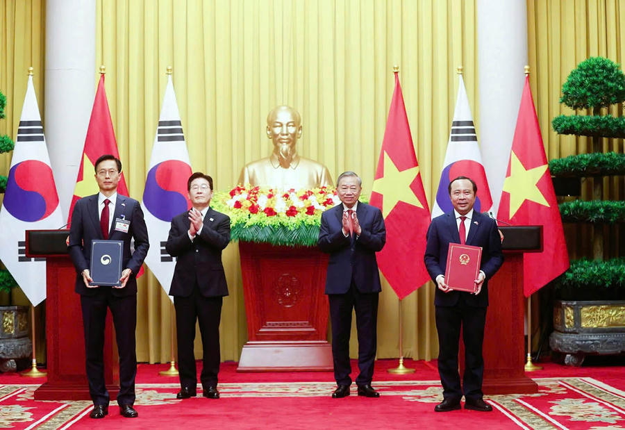 Tổng Bí thư, Chủ tịch nước Tô Lâm và Tổng thống Lee Jae Myung chứng kiến việc trao Bản ghi nhớ về tăng cường hợp tác trong lĩnh vực sở hữu trí tuệ giữa Bộ trưởng Bộ KH&CN Việt Nam Vũ Hải Quân và Bộ trưởng Bộ Sở hữu trí tuệ Hàn Quốc Kim Yong Sun. (Ảnh: VGP)
