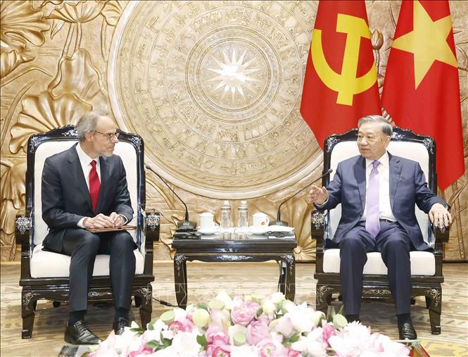 Tổng Bí thư, Chủ tịch nước Tô Lâm tiếp ông David Zapolsky, Phó Chủ tịch cấp cao, Giám đốc Pháp lý và Quan hệ Toàn cầu của Tập đoàn Amazon. (Ảnh: Thống Nhất/TTXVN)
Tổng Bí thư, Chủ tịch nước Tô Lâm tiếp ông David Zapolsky, Phó Chủ tịch cấp cao, Giám đốc Pháp lý và Quan hệ Toàn cầu của Tập đoàn Amazon. (Ảnh: Thống Nhất/TTXVN)