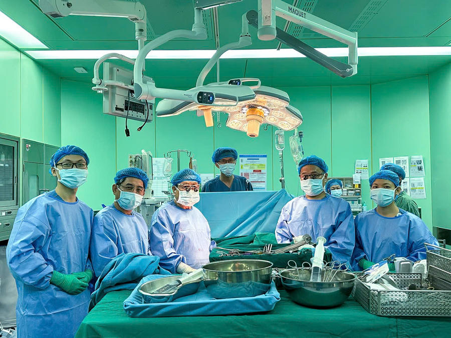 Ê-kíp ghép thận tại Bệnh viện Đại học Y Dược TP. Hồ Chí Minh trong ca ghép thận thứ 100, thể hiện tinh thần phối hợp nhịp nhàng, chính xác và đồng bộ trong từng khâu.