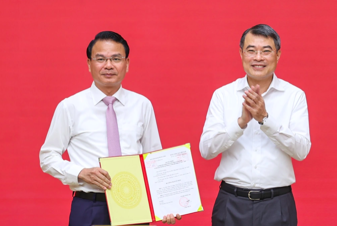 Thủ tướng Lê Minh Hưng trao quyết định cho ông Đặng Xuân Phong, Bộ trưởng, Chủ nhiệm Văn phòng Chính phủ giữ chức Phó Bí thư Đảng uỷ Chính phủ (Ảnh: Đoàn Bắc).