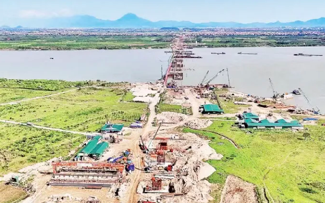 Cầu Hồng Hà đang được các đơn vị thi công, nhiều hạng mục đã vượt tiến độ để đảm bảo an toàn trong mùa mưa lũ.
