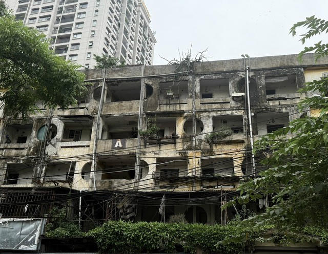 Theo Sở Xây dựng, Hà Nội hiện có khoảng 2.160 chung cư, 
nhà tập thể cũ, xây từ những năm 1960 - 1980; một số đã xuống cấp nghiêm trọng, cần phá dỡ. (Ảnh: Thùy Chi) 