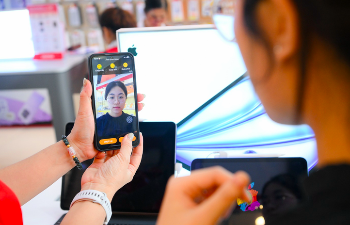 Nhân viên nhà mạng hỗ trợ khách hàng xác thực thông tin thuê bao - Ảnh: Viettel Telecom