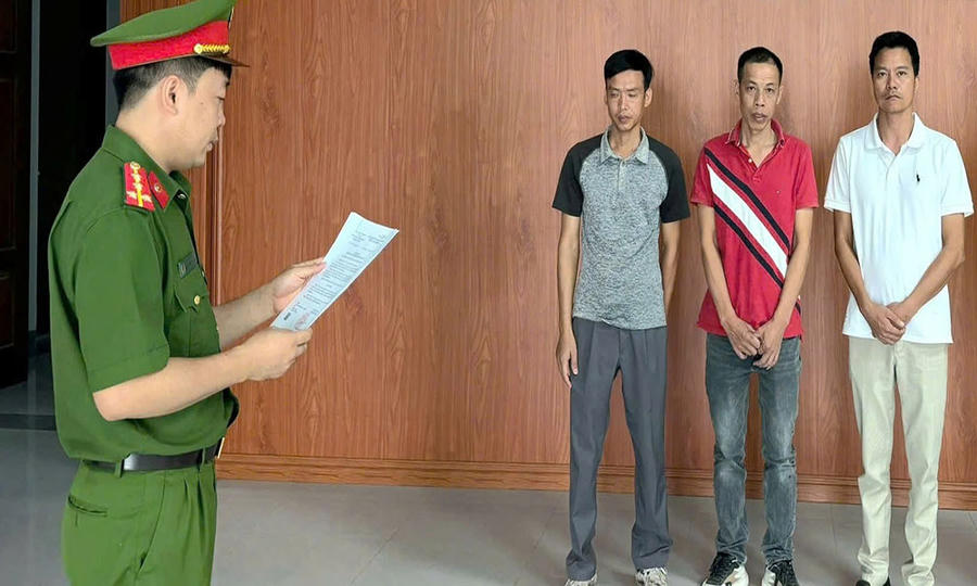Cơ quan Cảnh sát điều tra tống đạt quyết định khởi tố bị can đối với Nguyễn Văn Mậu, Nguyễn Mạnh Dương và Lưu Tiến Huy (từ trái qua phải). Cơ quan Cảnh sát điều tra tống đạt quyết định khởi tố bị can đối với Nguyễn Văn Mậu, Nguyễn Mạnh Dương và Lưu Tiến Huy (từ trái qua phải).
