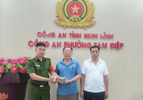 Công an trao trả 500 triệu đồng cho ông H. (Ảnh: Công an Phường Tam Điệp) Công an trao trả 500 triệu đồng cho ông H. (Ảnh: Công an Phường Tam Điệp)