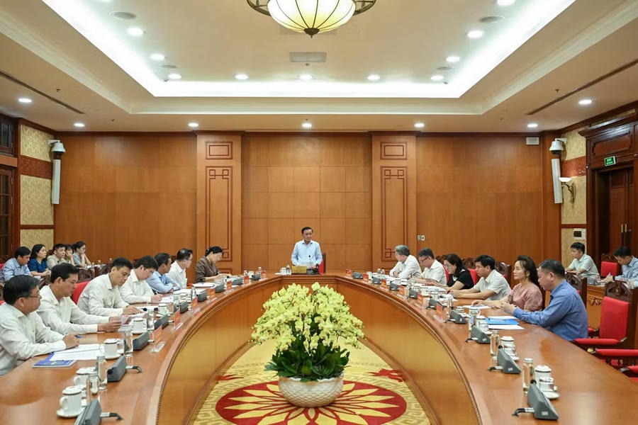 Thường trực Ban Bí thư Trần Cẩm Tú chủ trì cuộc họp với Văn phòng Trung ương Đảng. Ảnh: nhandan.vn Thường trực Ban Bí thư Trần Cẩm Tú chủ trì cuộc họp với Văn phòng Trung ương Đảng. Ảnh: nhandan.vn