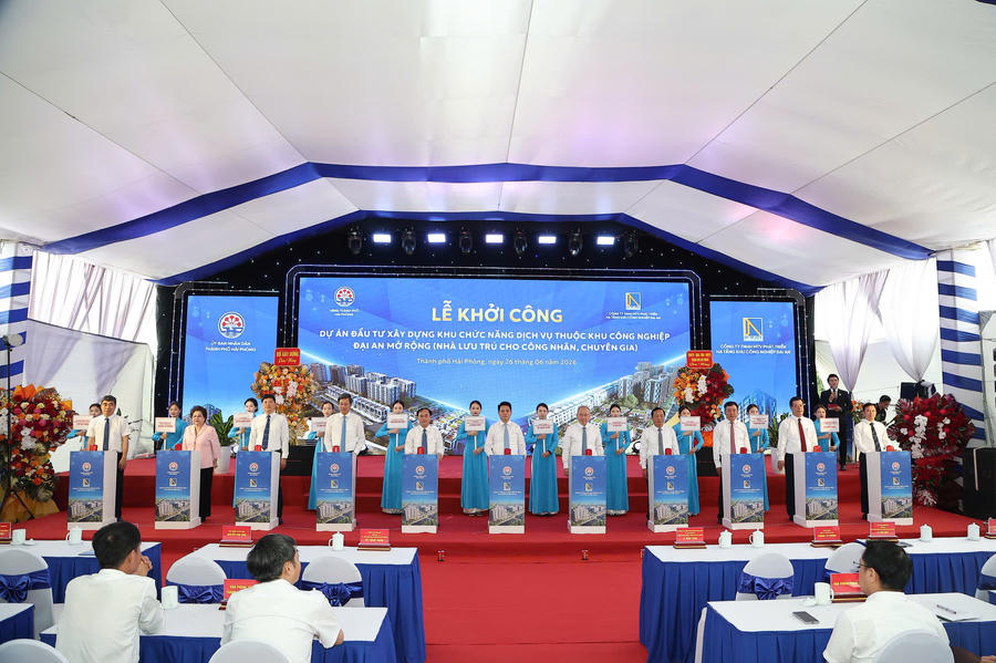 Các đại biểu thực hiện nghi thức khởi công Dự án đầu tư xây dựng Khu chức năng dịch vụ thuộc Khu công nghiệp Đại An mở rộng.