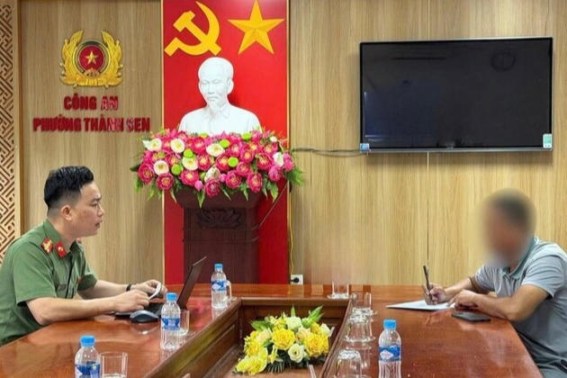 Công an Hà Tĩnh làm việc với trường hợp tương tác, bình luận nội dung xuyên tạc trên các trang facebook của đối tượng phản động. (Ảnh: CAHT)