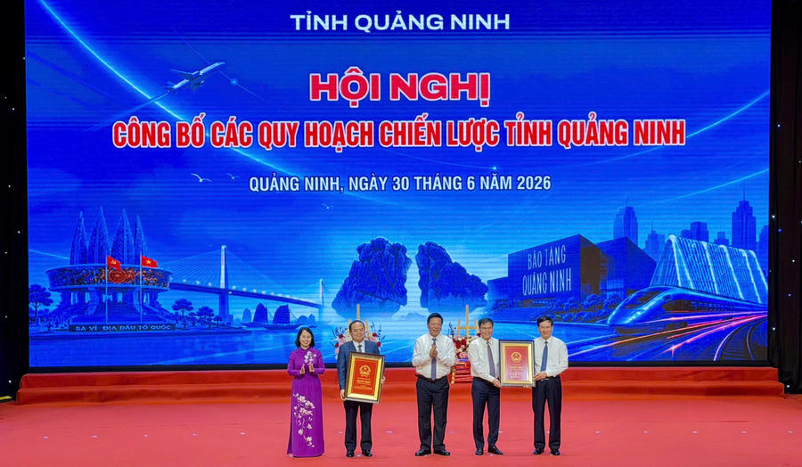 Bộ trưởng Bộ Xây dựng, trao Quyết định Quy hoạch chung đô thị Quảng Ninh đến năm 2050, tầm nhìn đến năm 2075 và Quyết định công nhận tỉnh Quảng Ninh đạt tiêu chí đô thị loại I cho lãnh đạo tỉnh Quảng Ninh. Bộ trưởng Bộ Xây dựng, trao Quyết định Quy hoạch chung đô thị Quảng Ninh đến năm 2050, tầm nhìn đến năm 2075 và Quyết định công nhận tỉnh Quảng Ninh đạt tiêu chí đô thị loại I cho lãnh đạo tỉnh Quảng Ninh.