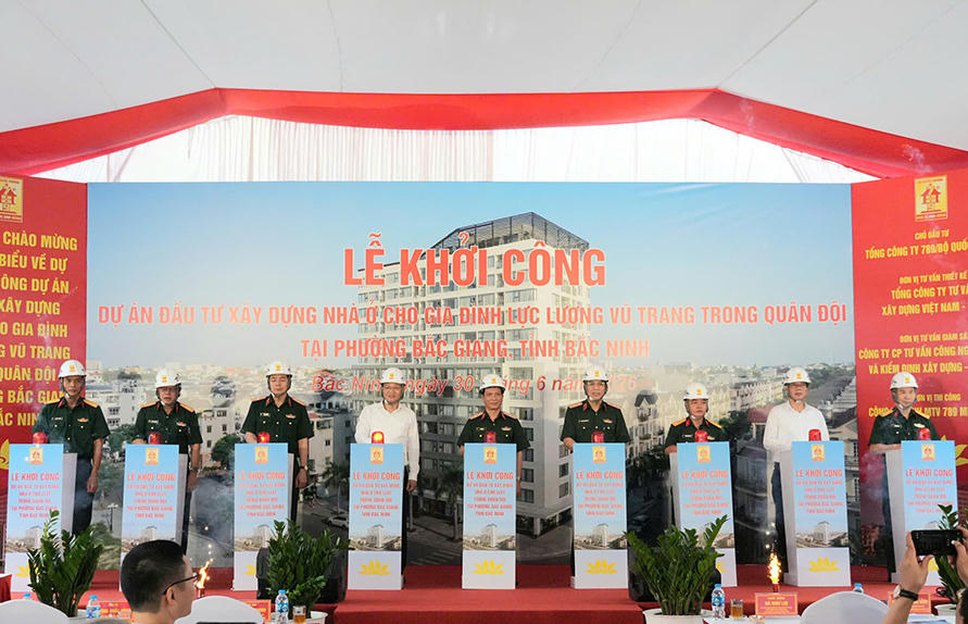 Các đại biểu thực hiện nghi thức khởi công dự án