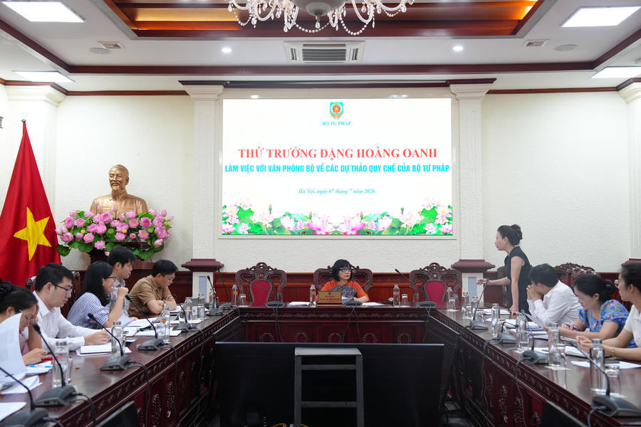 Quang cảnh buổi làm việc. Quang cảnh buổi làm việc.