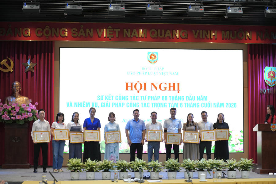 Thứ trưởng Nguyễn Thanh Ngọc trao Bằng khen cho các cá nhân có thành tích xuất sắc. 
