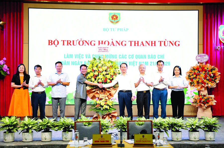 Bộ trưởng Bộ Tư pháp Hoàng Thanh Tùng tặng hoa chúc mừng các cơ quan báo chí thuộc Bộ nhân ngày Báo chí Cách mạng Việt Nam. TS Vũ Hoài Nam - Tổng Biên tập Báo Pháp luật Việt Nam thứ tư từ trái sang. Ảnh: P.Mai Bộ trưởng Bộ Tư pháp Hoàng Thanh Tùng tặng hoa chúc mừng các cơ quan báo chí thuộc Bộ nhân ngày Báo chí Cách mạng Việt Nam. TS Vũ Hoài Nam - Tổng Biên tập Báo Pháp luật Việt Nam thứ tư từ trái sang. Ảnh: P.Mai