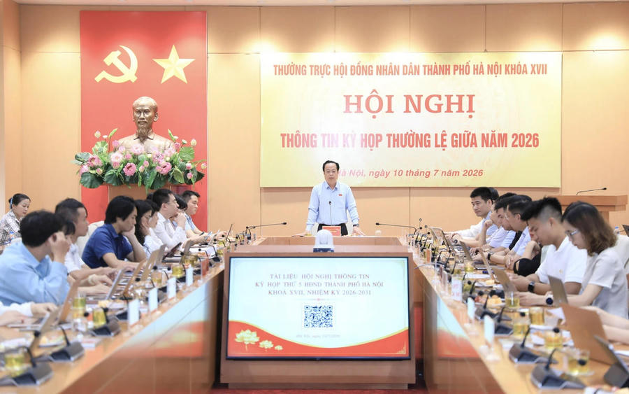 Ông Trần Thế Cương - Phó chủ tịch thường trực HĐND TP Hà Nội chủ trì hội nghị. Ảnh: Xuân Hải