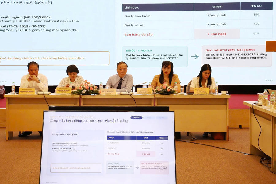 Các chuyên gia tham gia tọa đàm và giải đáp, tiếp nhận những thắc mắc của người tham dự Các chuyên gia tham gia tọa đàm và giải đáp, tiếp nhận những thắc mắc của người tham dự