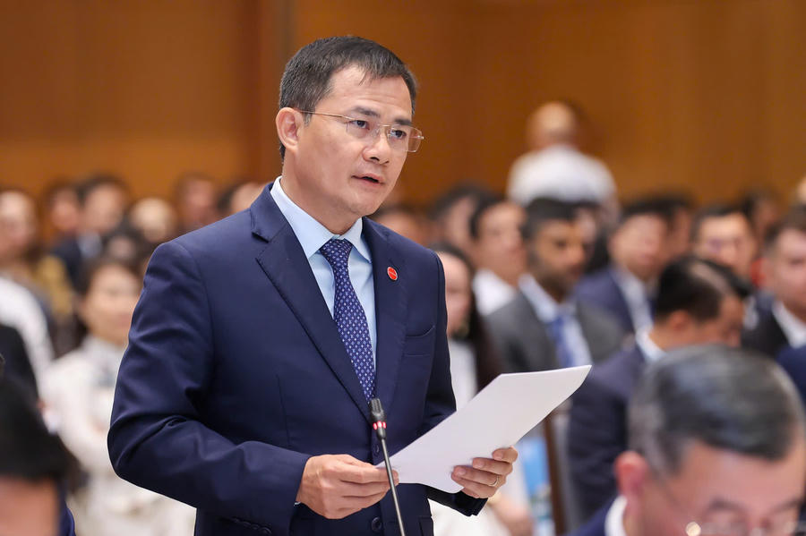 Trung tướng Tào Đức Thắng, Chủ tịch kiêm Tổng Giám đốc Tập đoàn Viettel phát biểu đề xuất tại Hội nghị. Ảnh: VGP.
