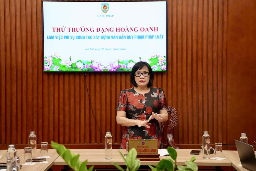 Thứ trưởng Bộ Tư pháp Đặng Hoàng Oanh phát biểu tại buổi làm việc với Vụ Công tác xây dựng văn bản quy phạm pháp luật 