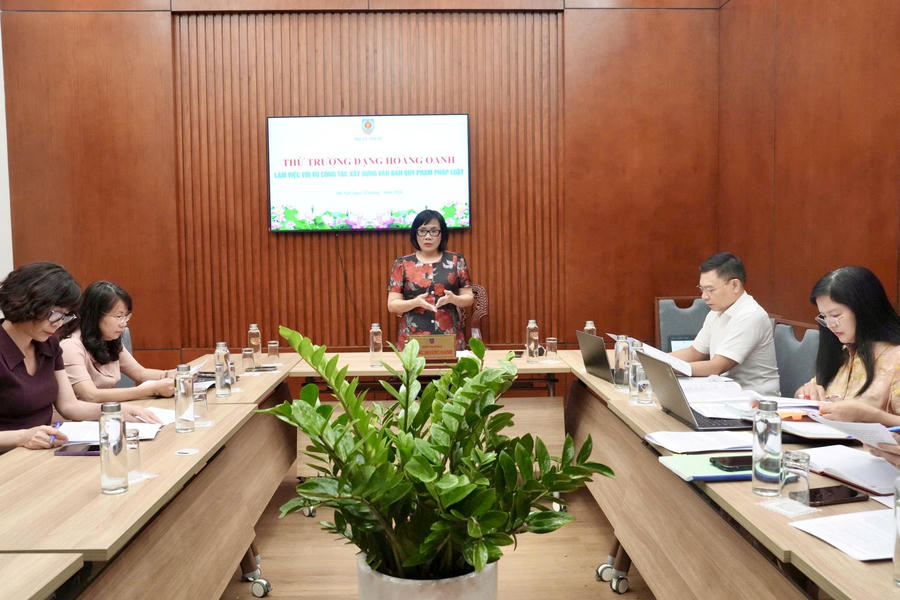 Thứ trưởng Bộ Tư pháp Đặng Hoàng Oanh làm việc với Vụ Công tác xây dựng văn bản quy phạm pháp luật 