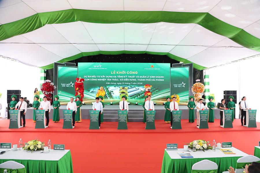 Các đại biểu thực hiện nghi thức khởi công Cụm công nghiệp Tân Trào tại xã Kiến Hưng. (ảnh VC)